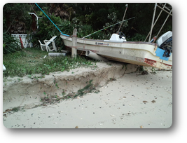 台風で船がこけ、砂浜に段差がついた